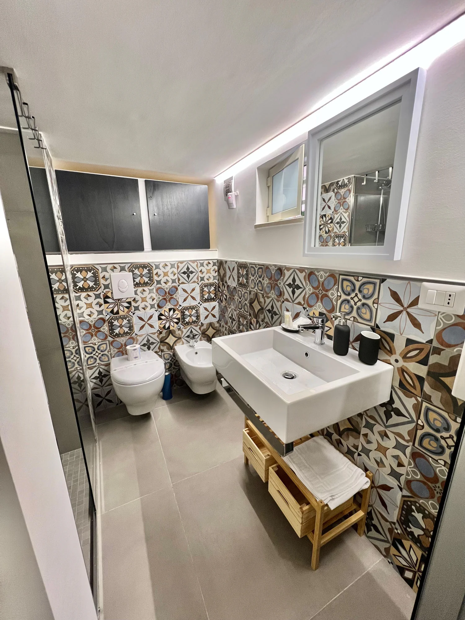 Bagno con lavabo e rivestimento decorativo