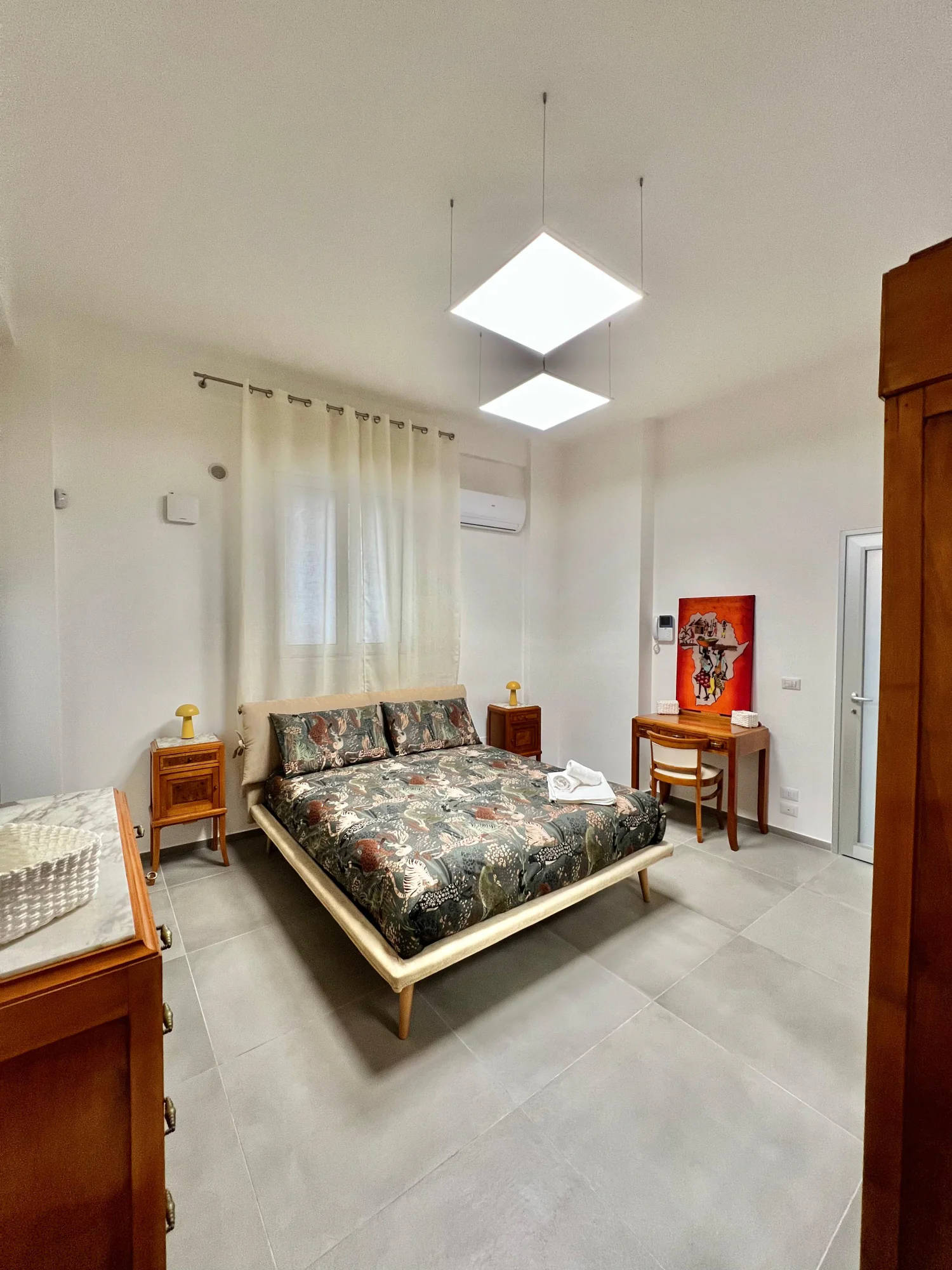Camera da letto vista dall’ingresso