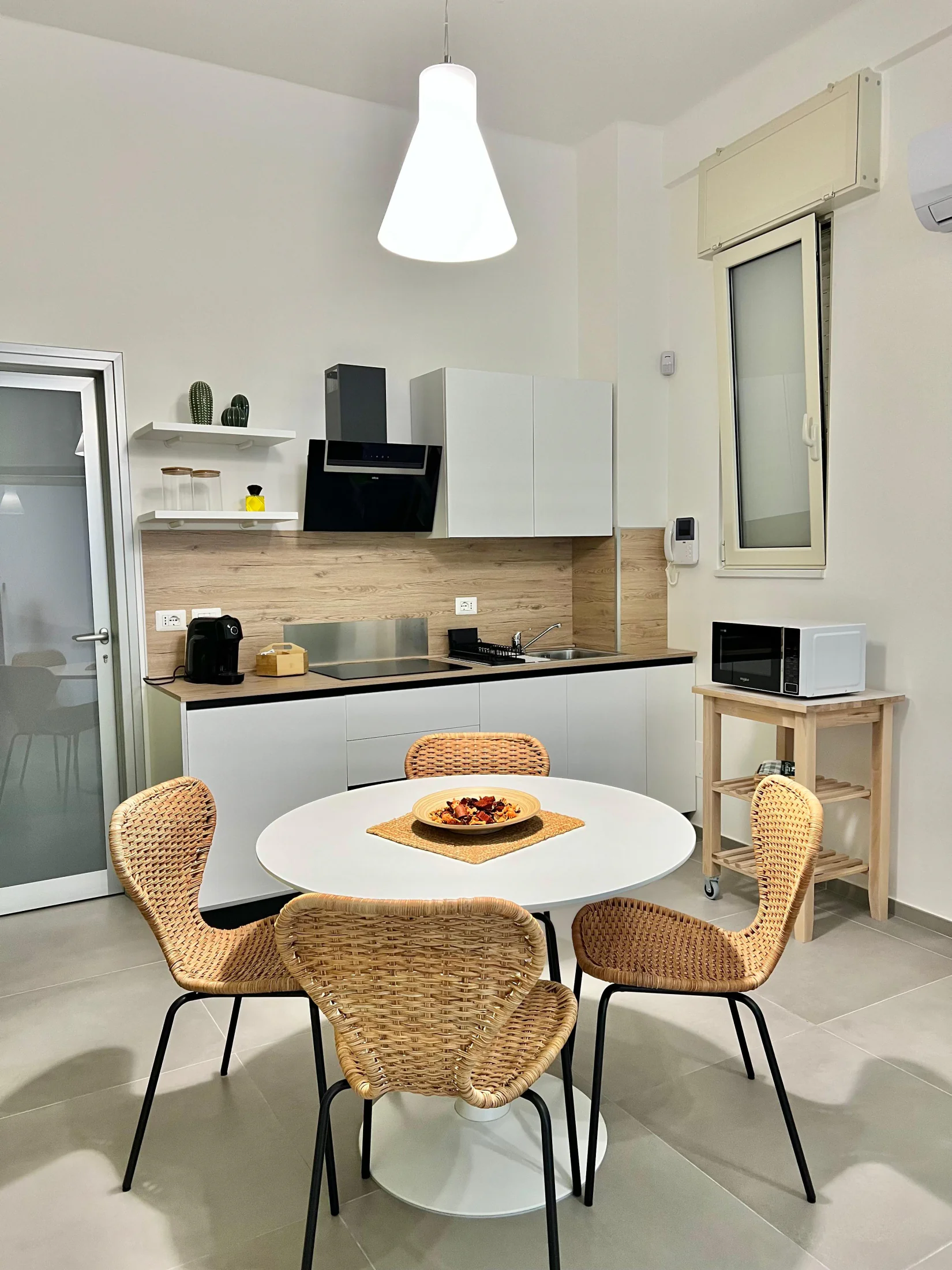 Zona pranzo con cucina