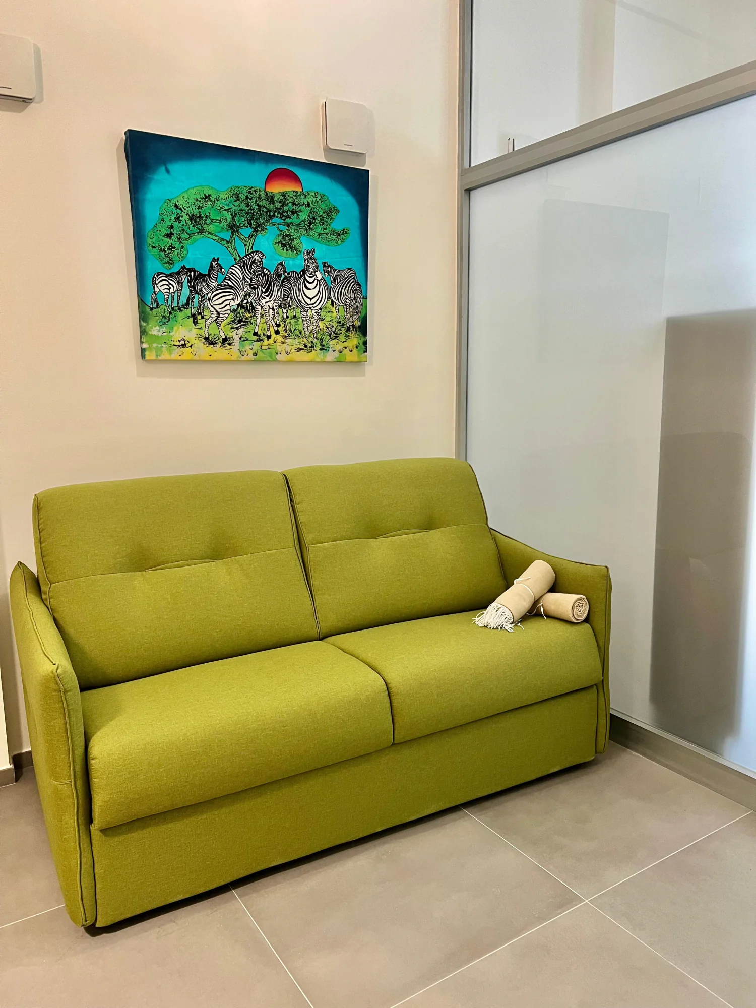 Divano verde nella zona relax